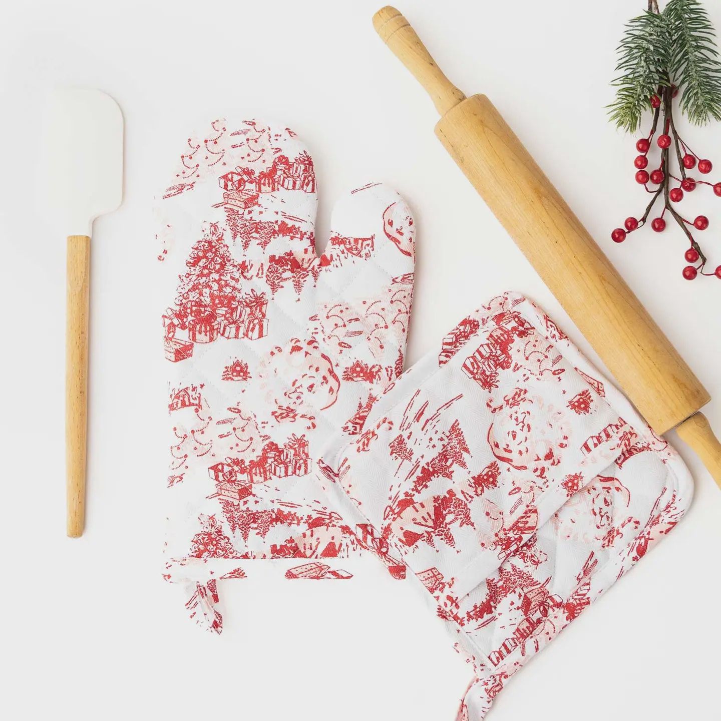 8 Oak Lane Santa Toile Oven Mitt Set