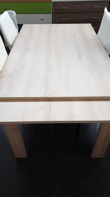 MESA DE COMEDOR EXTENSIBLE DE MADERA
