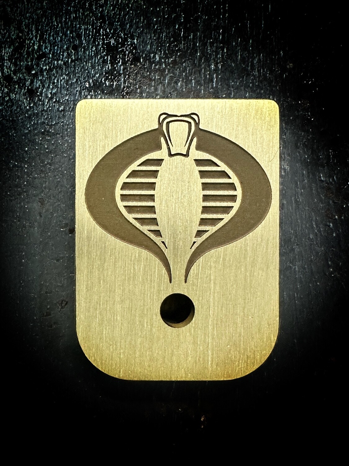 Cobra Mag - Brass - Deep Engraved Brushed