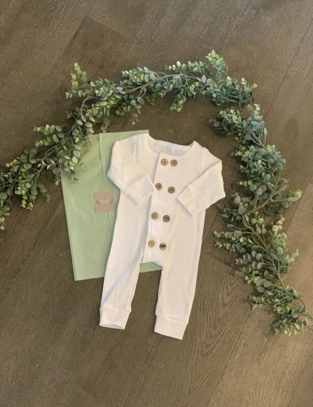 Ribbed baby onesie - wood buttons