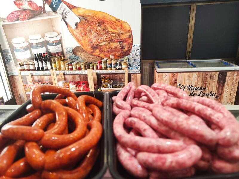 Salchichas de cerdo rojas y blancas 11,99 €/Kg.