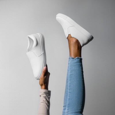 White women’s slip-on canvas shoes in sizes US5-12