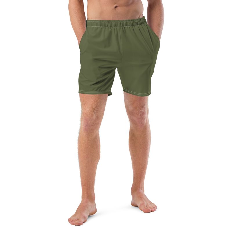 Olive green men&#39;s swim trunks come with pockets and an anti-chafe lining. Swim trunks are made from recycled material and come in sizes from XS to 3XL.