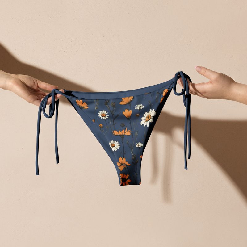 The grey blue string bikini bottom with retro flowers is perfect for lovers of bohemian style. Liining is grey blue.