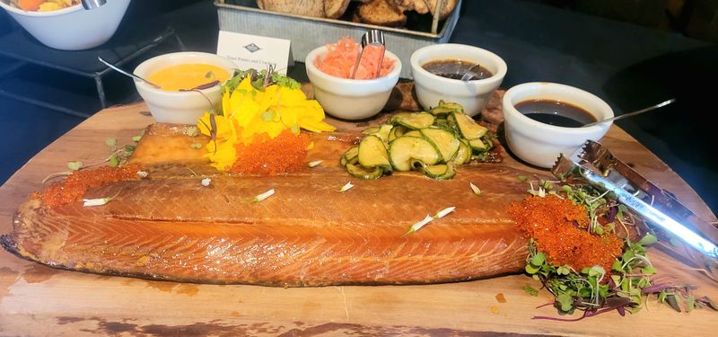 LAWN: Smoked Salmon Platter (p)