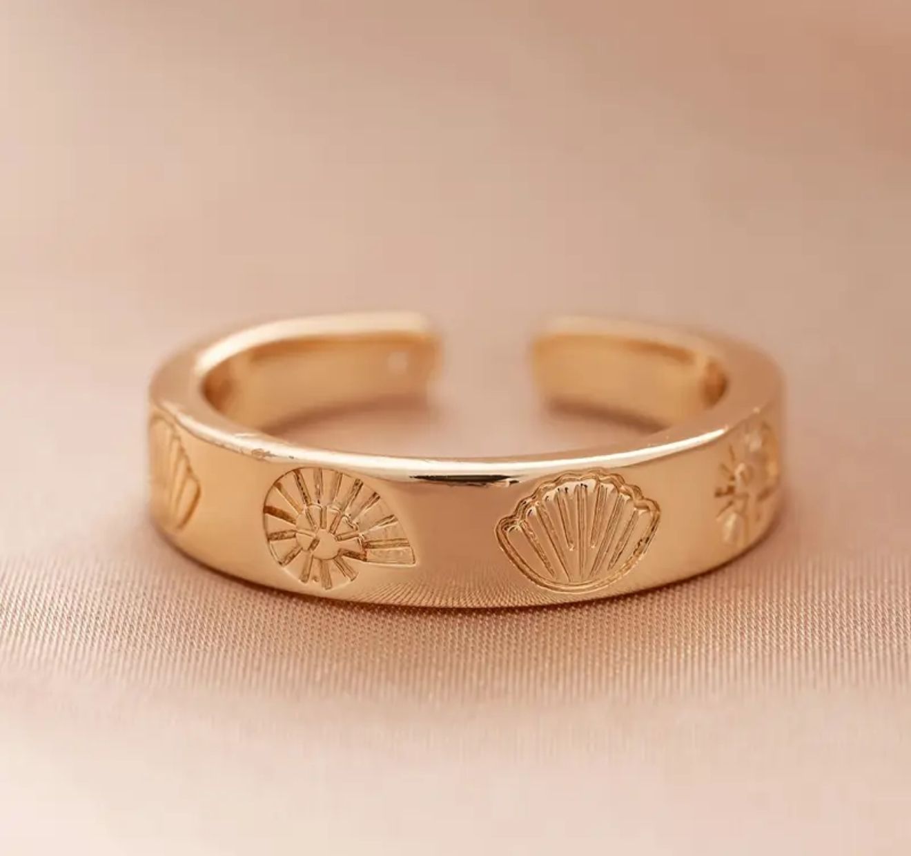 Siren Shell Ring — Inspired by the ocean’s eternal song, this adjustable copper ring showcases twin shell designs in a refined golden sheen. Elegant, durable, and effortlessly enchanting Siren Shell Ring — Inspired by the ocean’s eternal song, this adjustable copper ring showcases twin shell designs in a refined golden sheen. Elegant, durable, and effortlessly enchanting