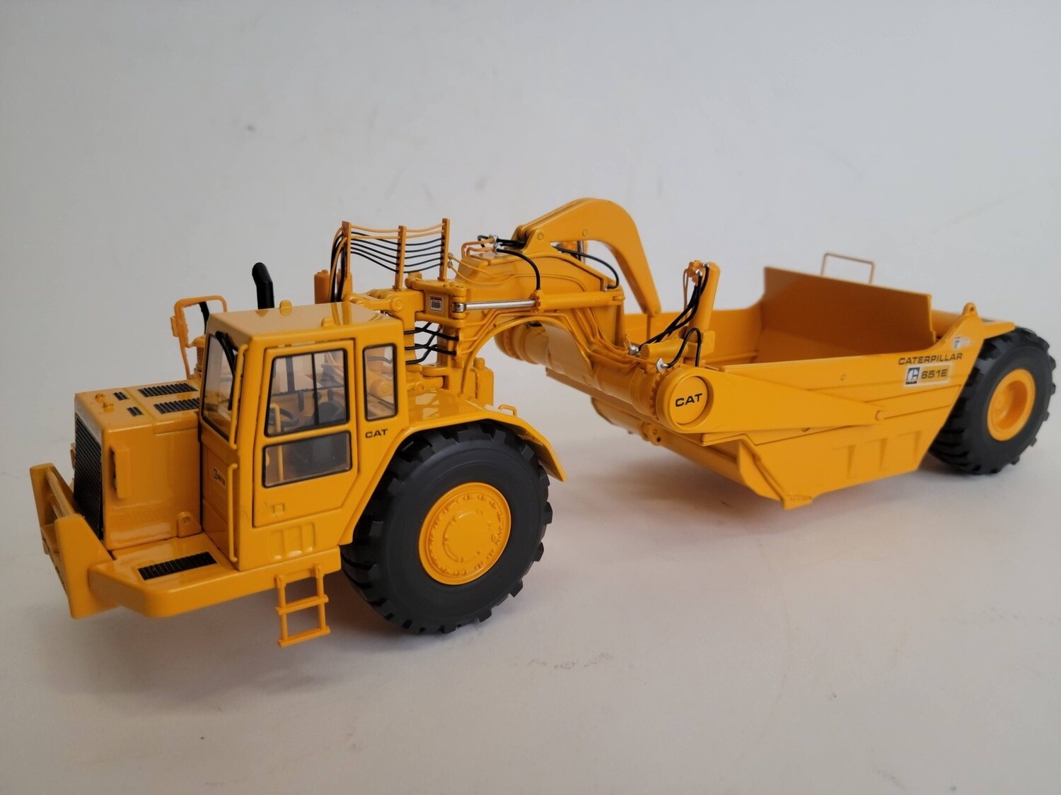 Caterpillar 651E Wheel Tractor Scraper - 1:48