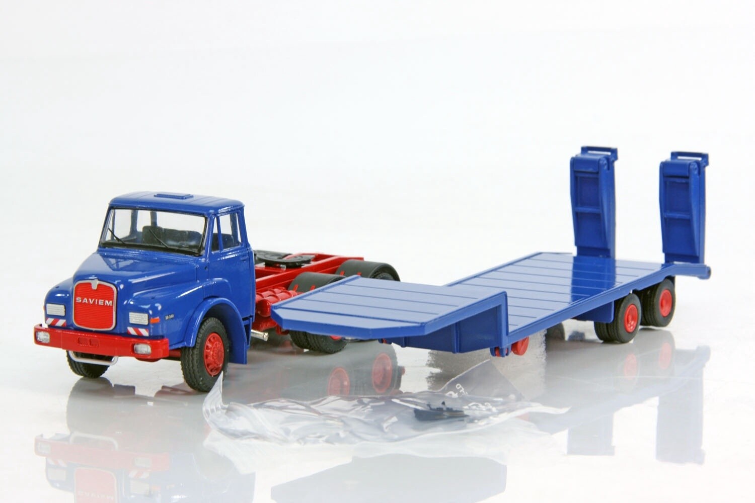 MAN DHAS 26.240 3-Axle Truck w/Lowloader - Saviem