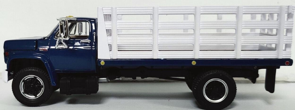 GMC 6500 w/Single Axle Stake Body - White/Blue - 1:64