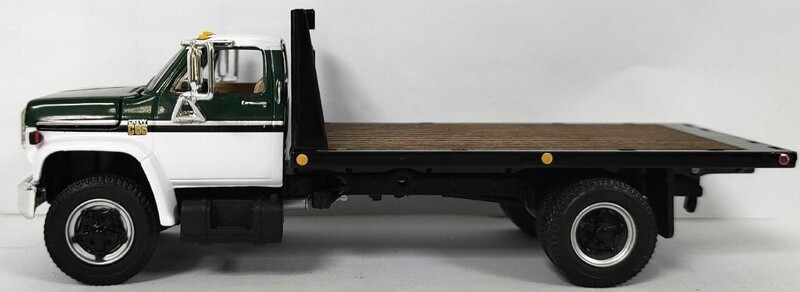 Chevrolet C65 w/Single Axle Flatbed - White/Black - 1:64