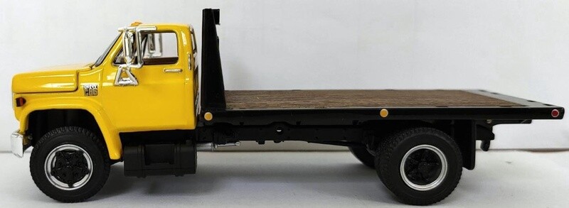 Chevrolet C65 w/Single Axle Flatbed - Yellow/Black - 1:64