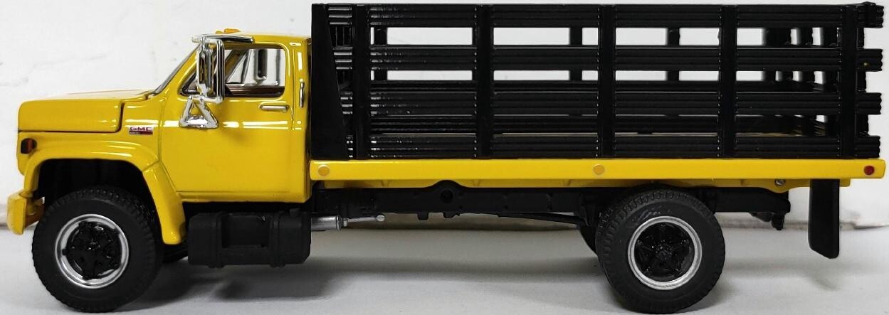 GMC 6500 w/Single Axle Stake Body - Black/Yellow - 1:64