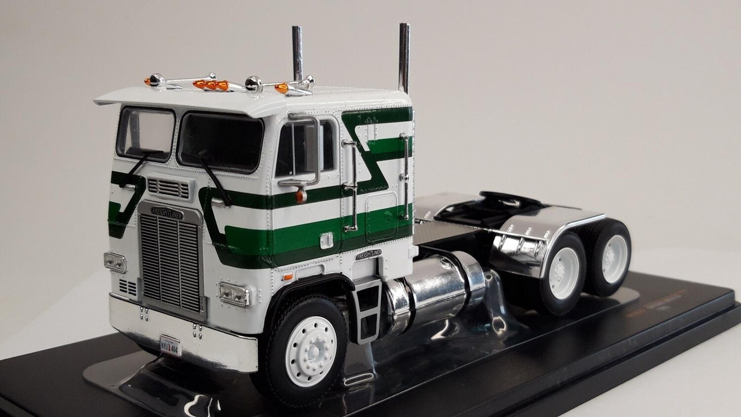 Freightliner FLA Tandem Axle Tractor - White - 1:43