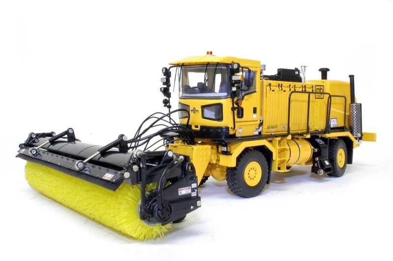 MB 4600-FMD-HP3 Runway Broom