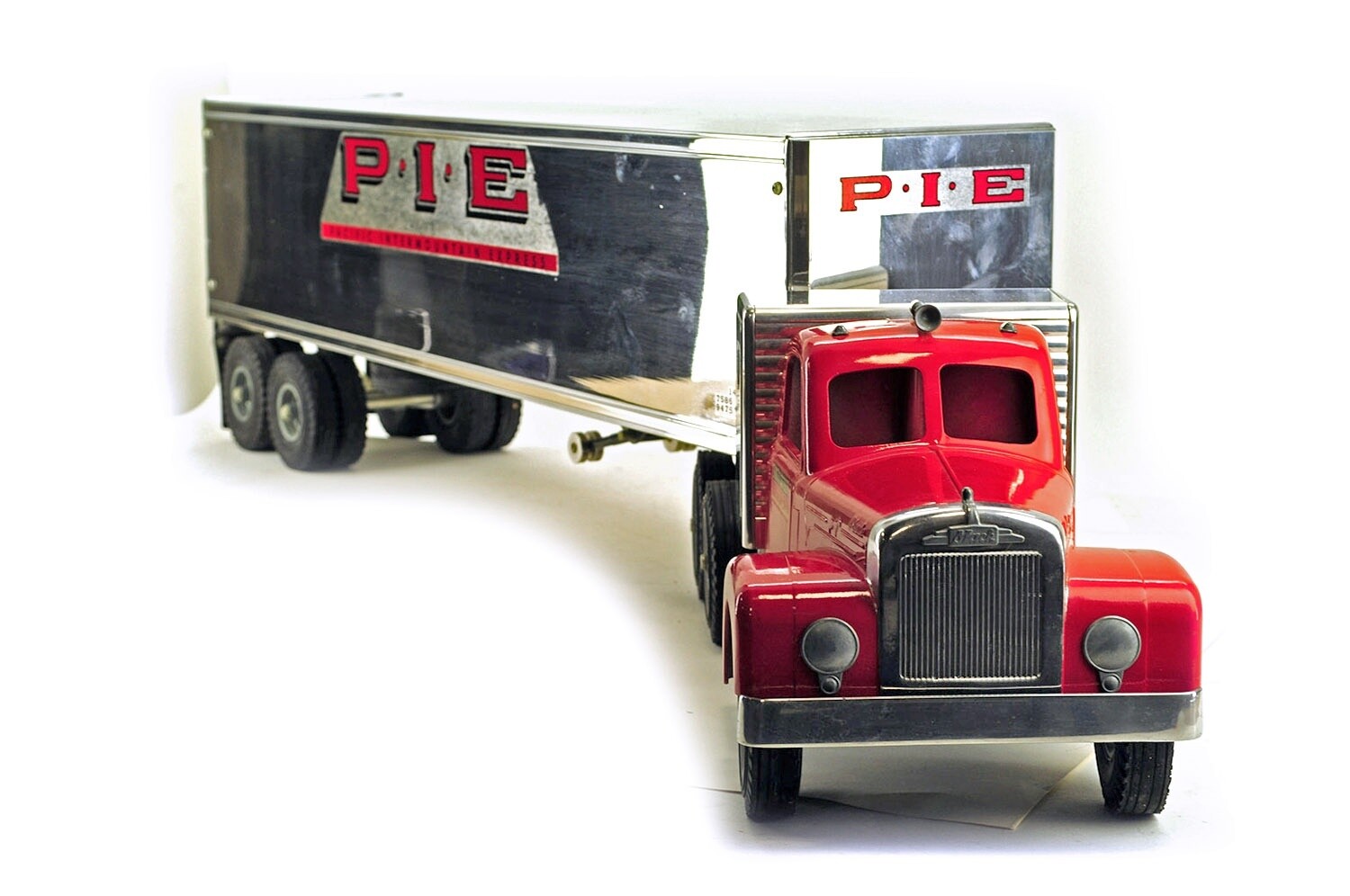 Mack B Model w/Sleeper &amp; PIE Van Trailer - 1:16