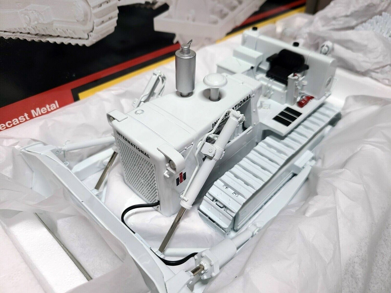 International TD-25 Crawler w/Sheeps Foot - White - 1:25
