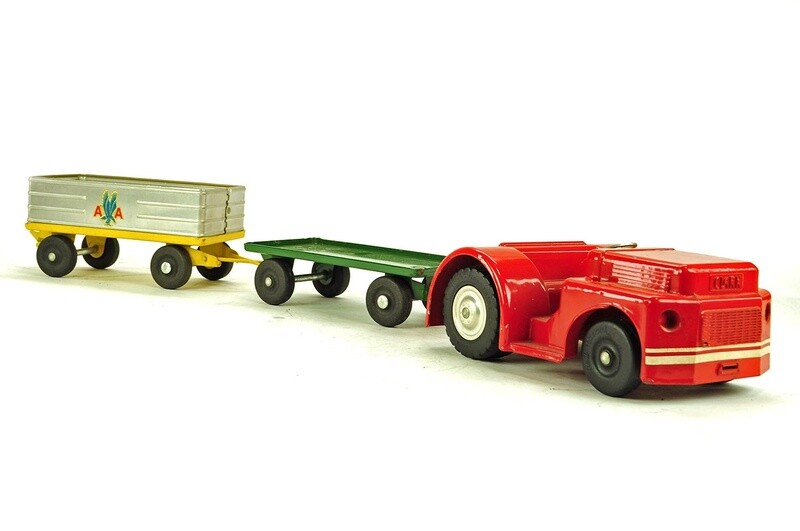 Clark Airport Tractor Trailer Set - 1:16 XX1