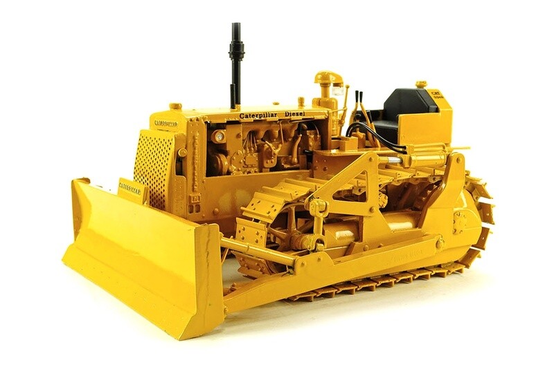 Caterpillar D4 Crawler w/Blade - 1:16