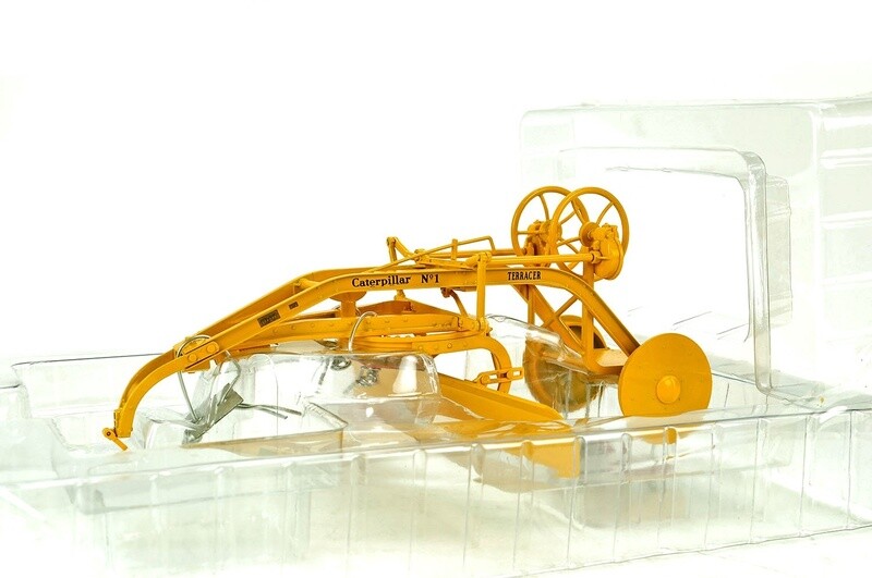 Caterpillar No 1 Terracer w/Steel Wheels &amp; Hitch - 1:16
