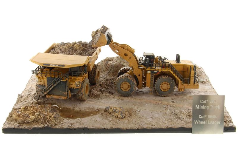 Caterpillar 994K Loader &amp; 797 Truck - Weathered Set - 1:125