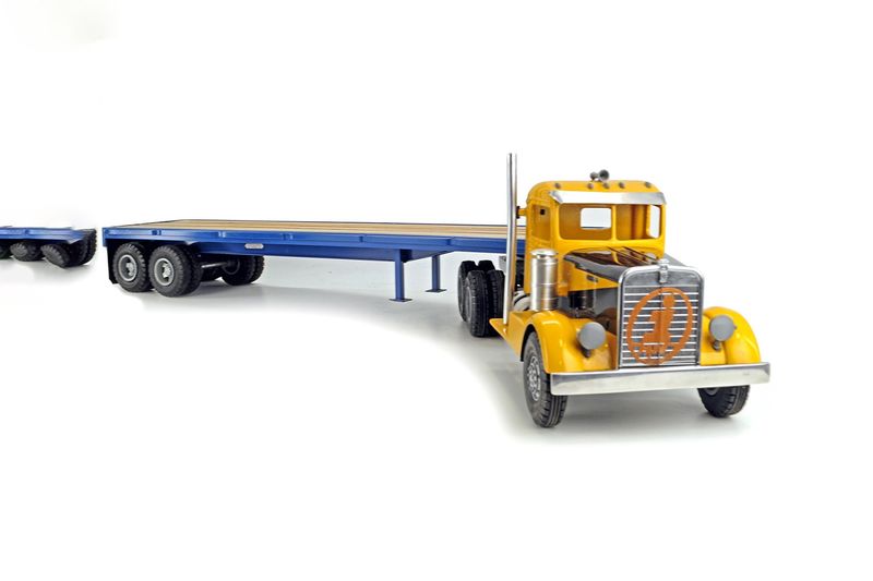 Kenworth Daycab Tractor w/Flatbed Trailer - 1:16
