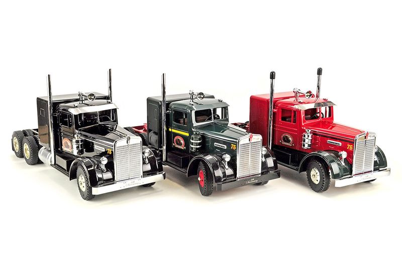 Kenworth Set of 3 Tractors w/Sleepers - 1:16