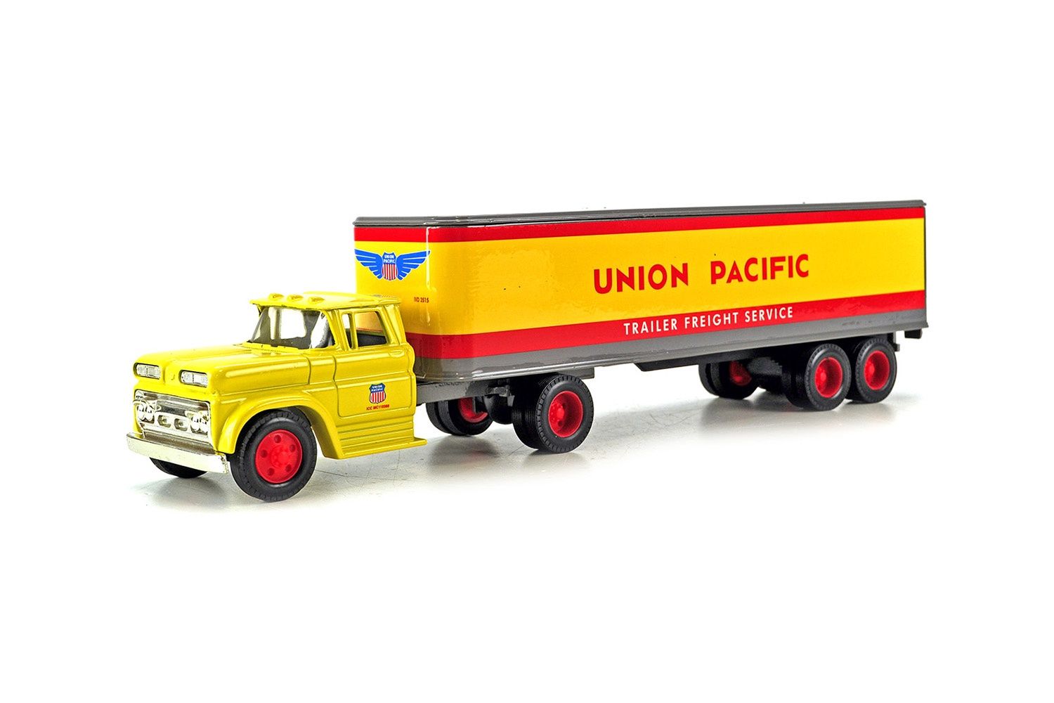 Chevrolet Tractor w/Trailer - Union Pacific - 1:64