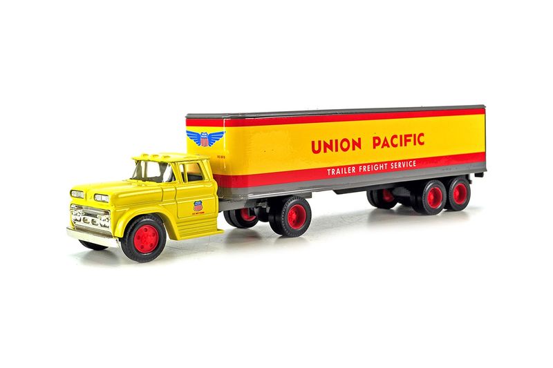 Chevrolet Tractor w/Trailer - Union Pacific - 1:64