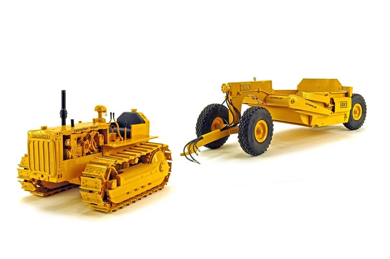 Caterpillar D4 Crawler w/No 40 Scraper - 1:16