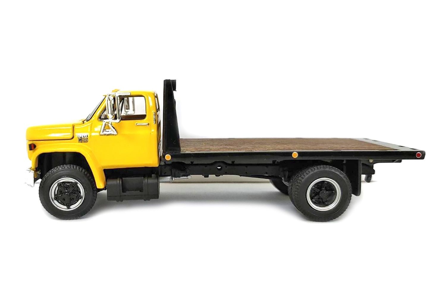 Chevrolet C65 w/Single Axle Flatbed - Yellow/Black - 1:64