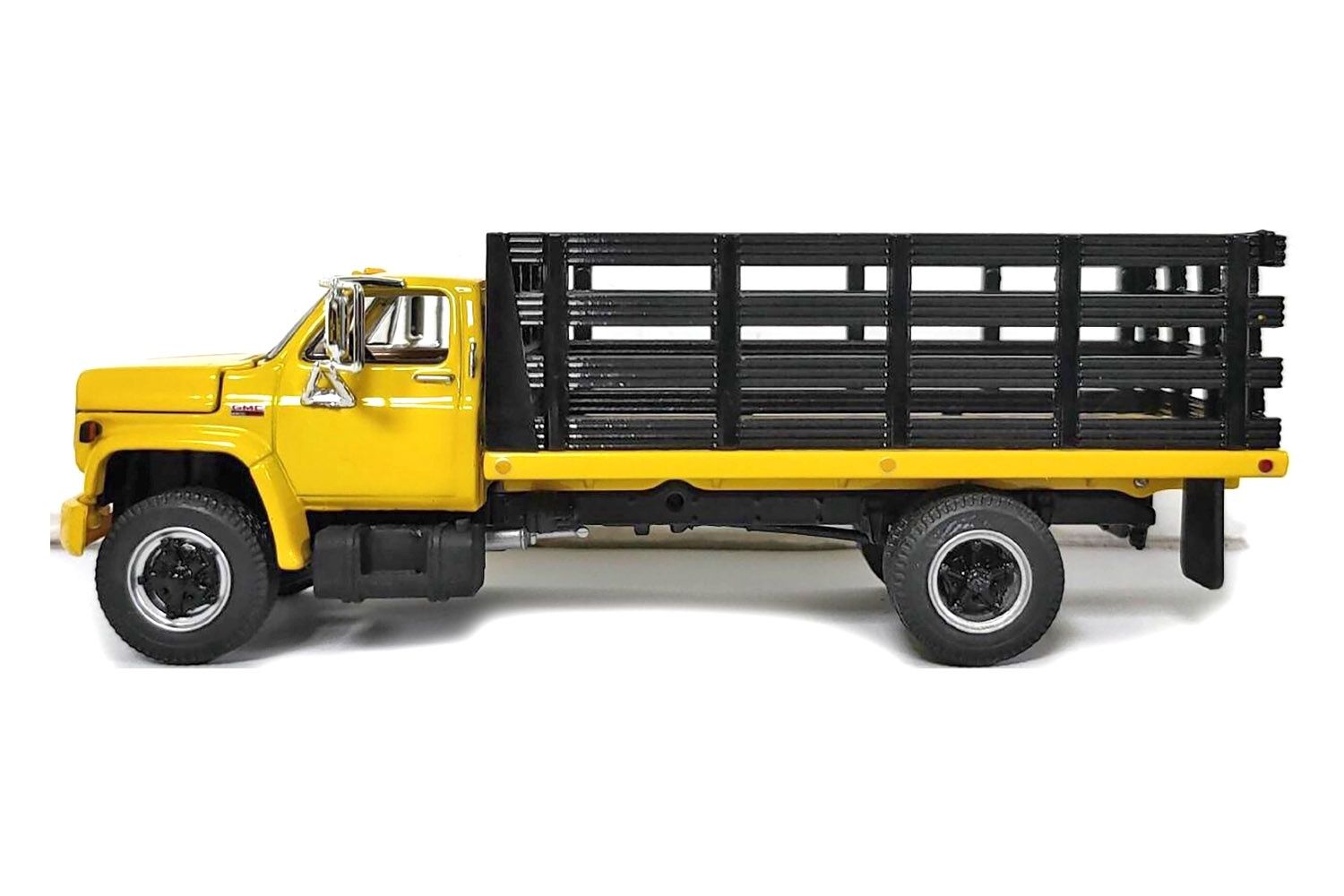 GMC 6500 w/Single Axle Stake Body - Black/Yellow - 1:64