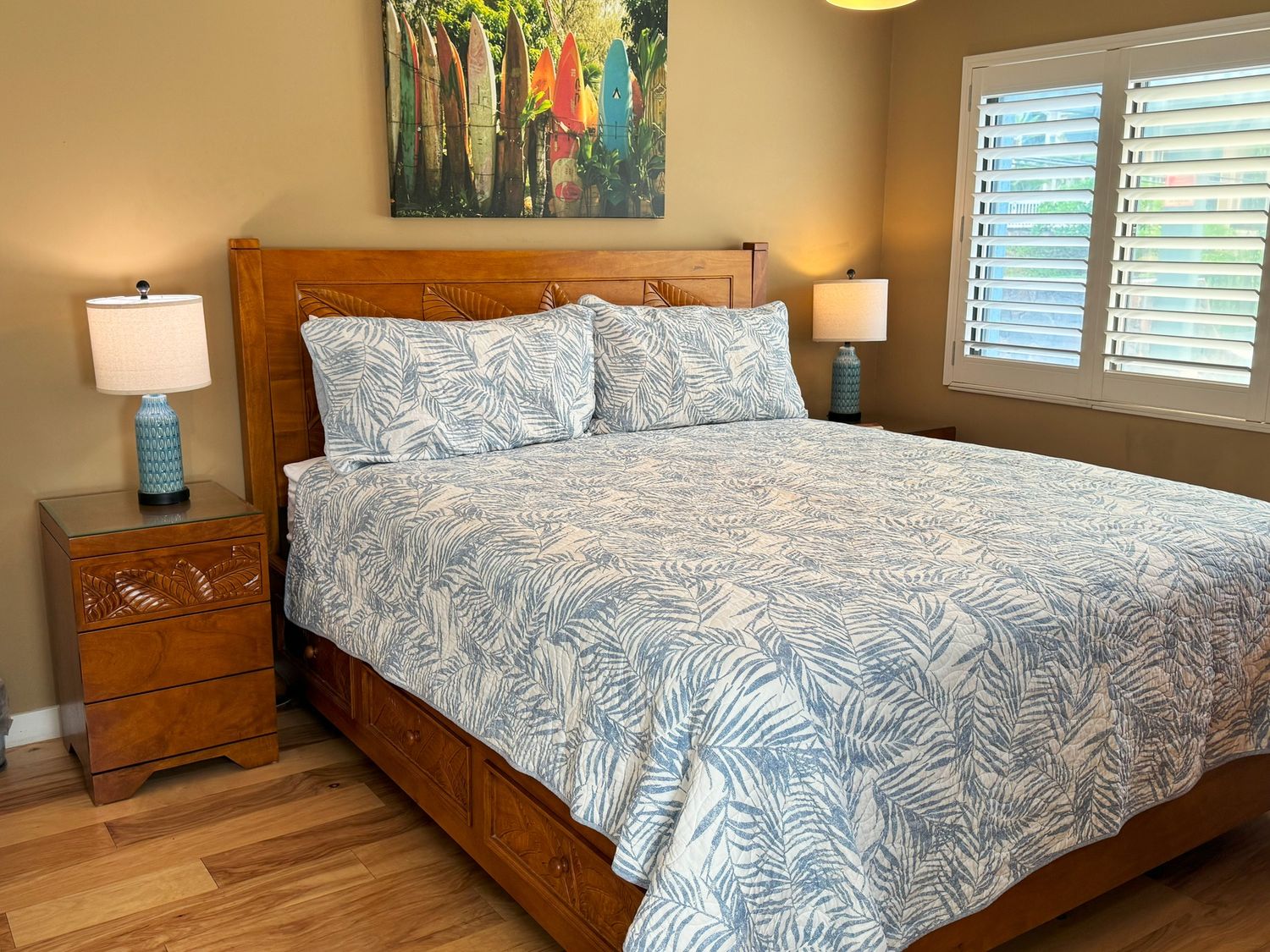 Mango Palm Leaf Storage Bed w/ Carved Drawers | Papaya