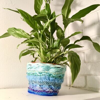 SOLD****S.O.S.-Pot.  
&#39;ABUNDANT 1 (YI HONG 06)&#39;