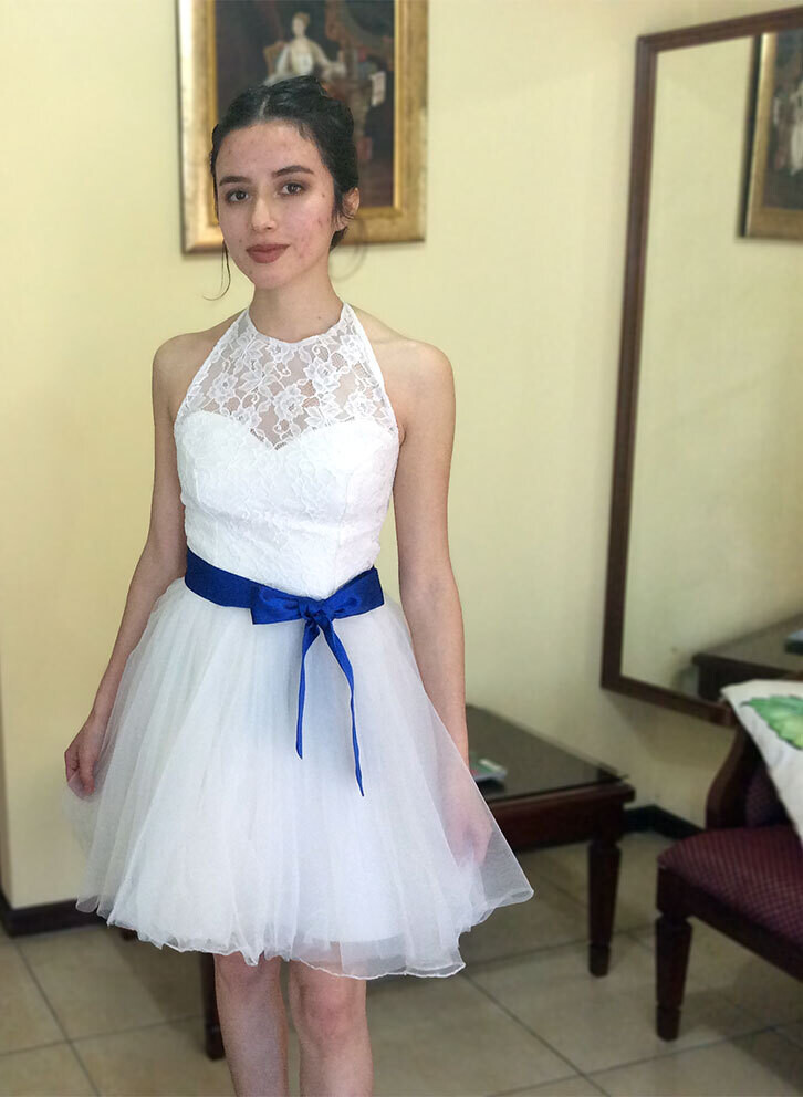 Vestido de quince años blanco con listón azul