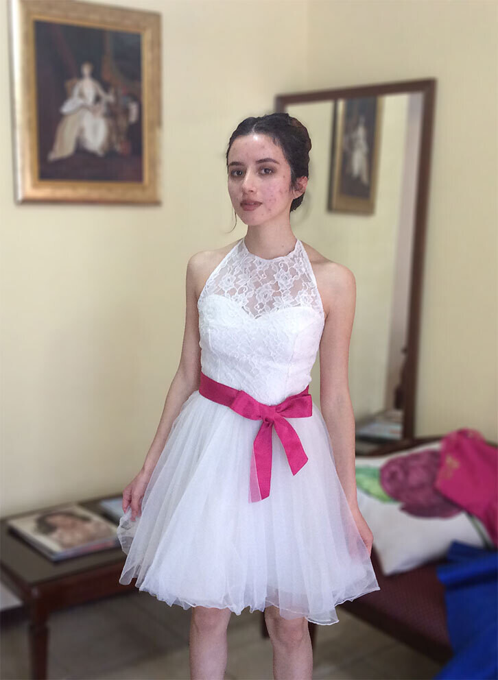 Vestido de quince años blanco con listón rosa