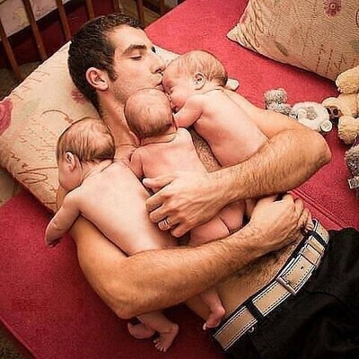 Papa mit seinen drei Babys