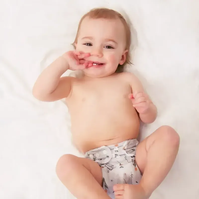 Lächelndes Baby in Stoffwindel