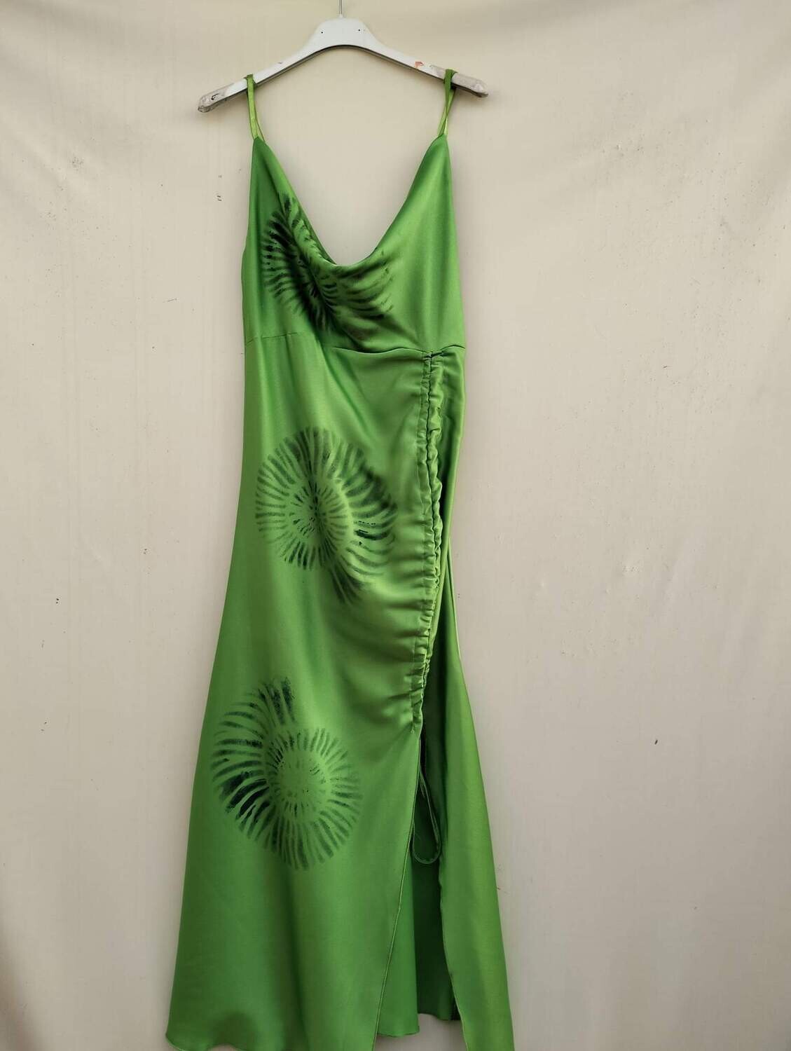 Vestido raso verde pistacho, lado regulable, talla única, fosiles.