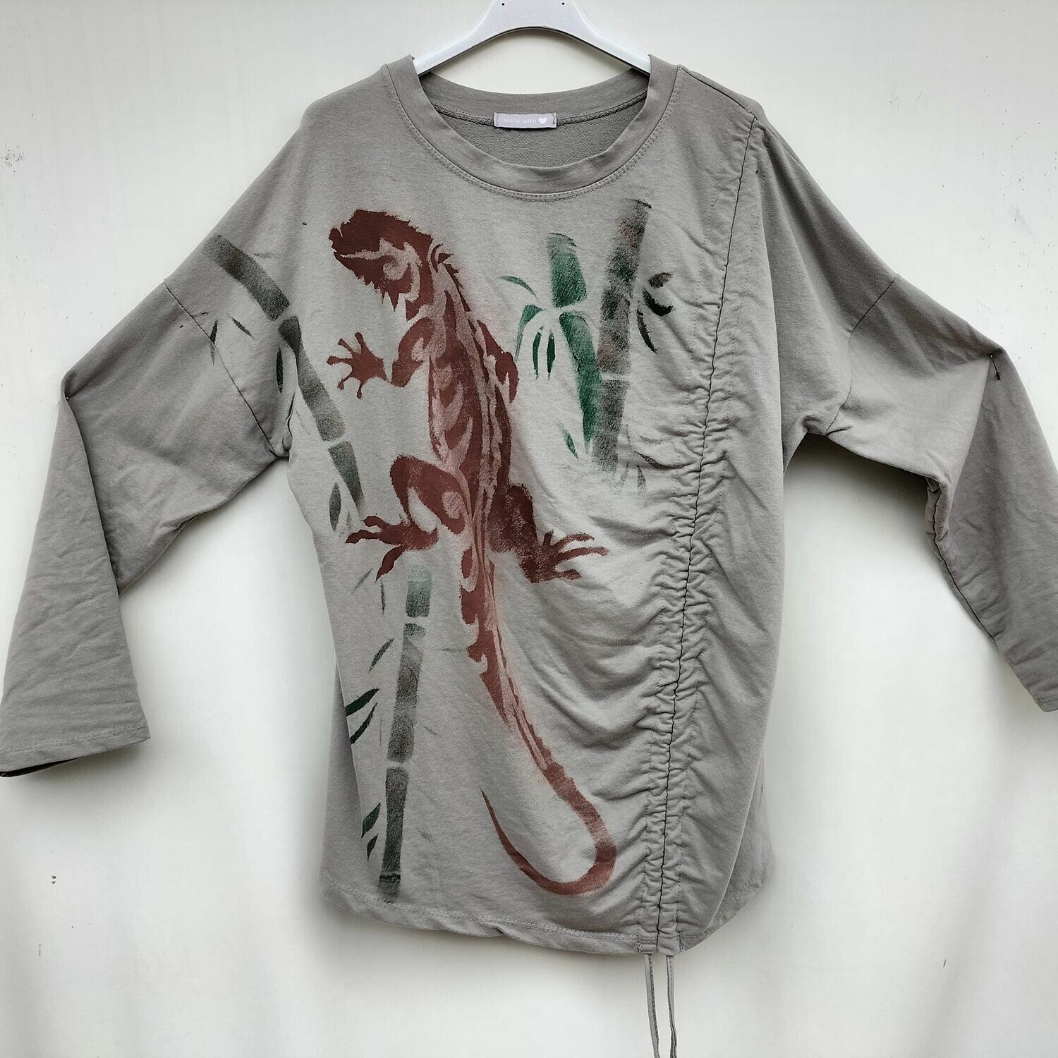 Camiseta beage, talla única,fruncido lateral, selva.