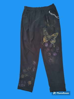 Pantalón negro, talla única, elástico, mariposa.