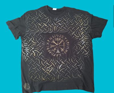 Camiseta negra, talla 3XL, runas.