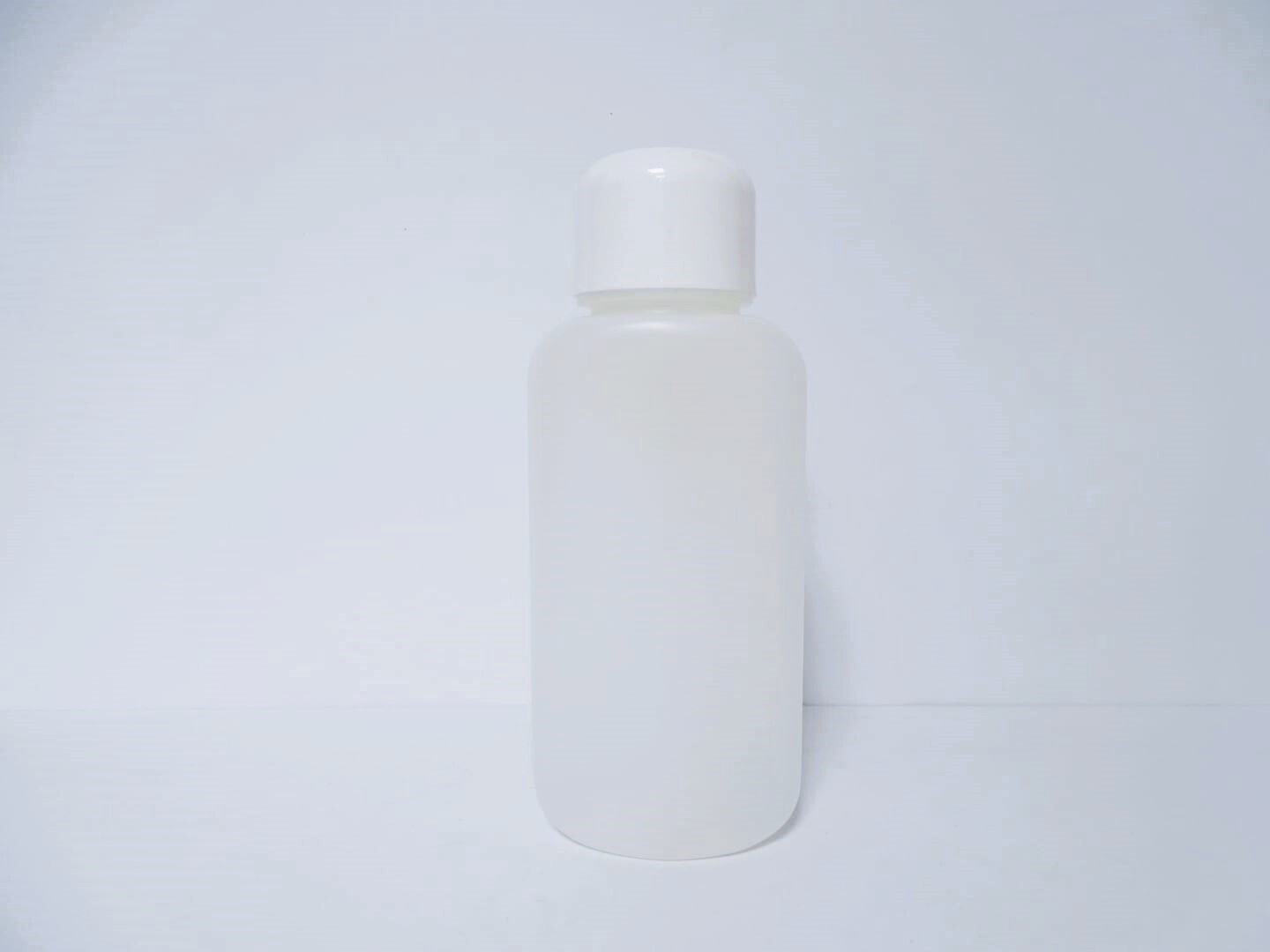 Botella plástico ovalada 500 ml natural con tapa doble faldón blanca y goteador