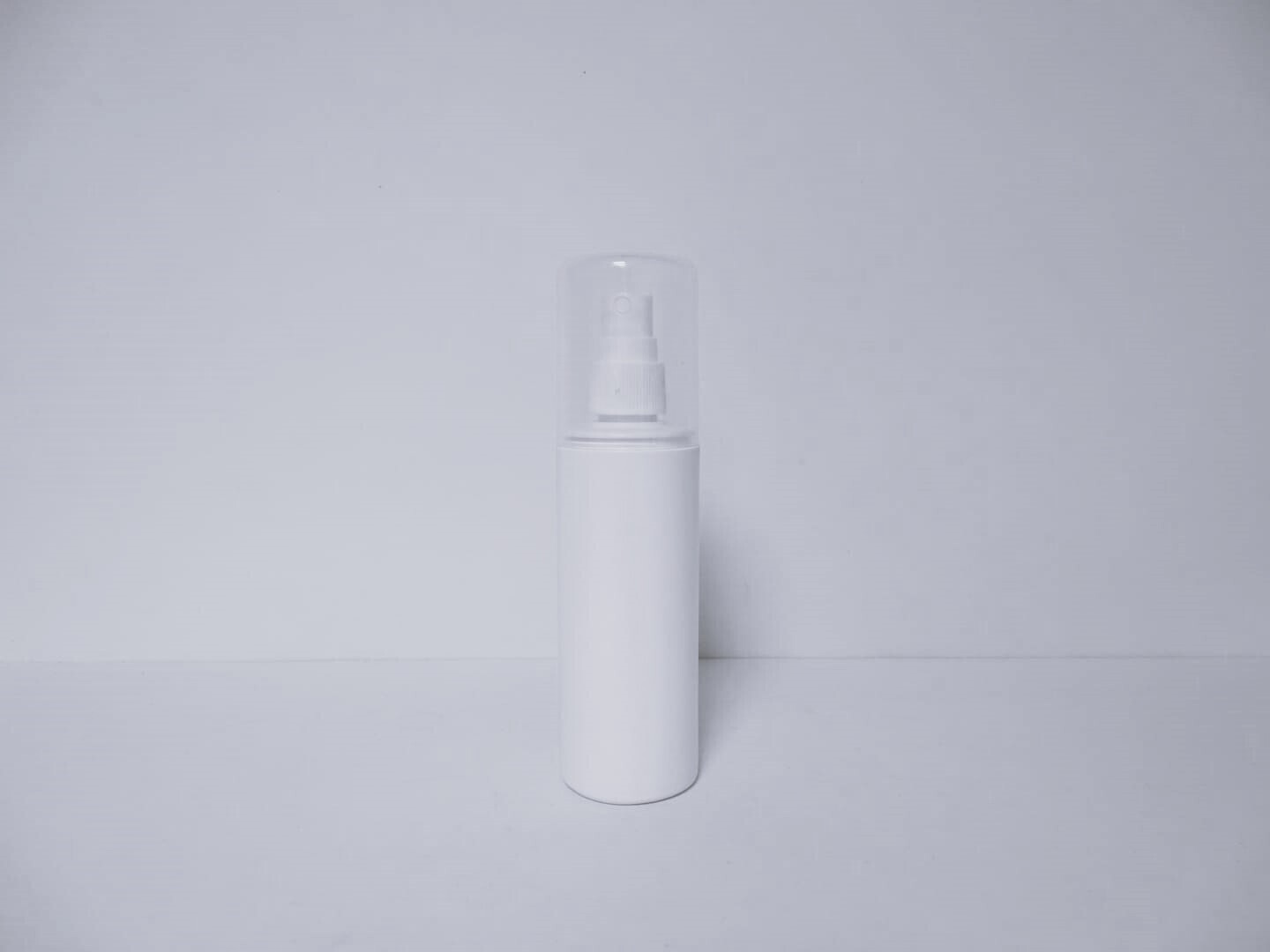 Botella plástico blanca cilíndrica 125 ml con atomizador y capuchón.
