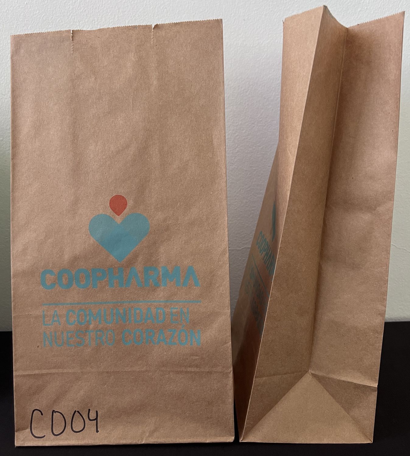 C004 Medium Bag (Flat Bottom Bag) / Medidas: 7.0"(w) x 4.3"(d) x 13.0"(h)