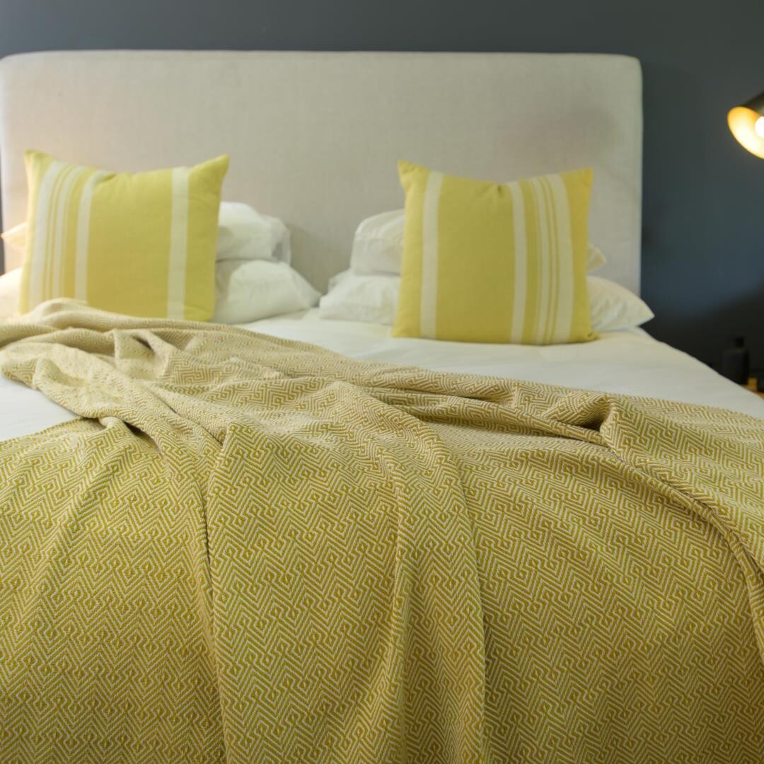 PROTEA THROW - CASCADE | NUGGET GOLD/WHITE