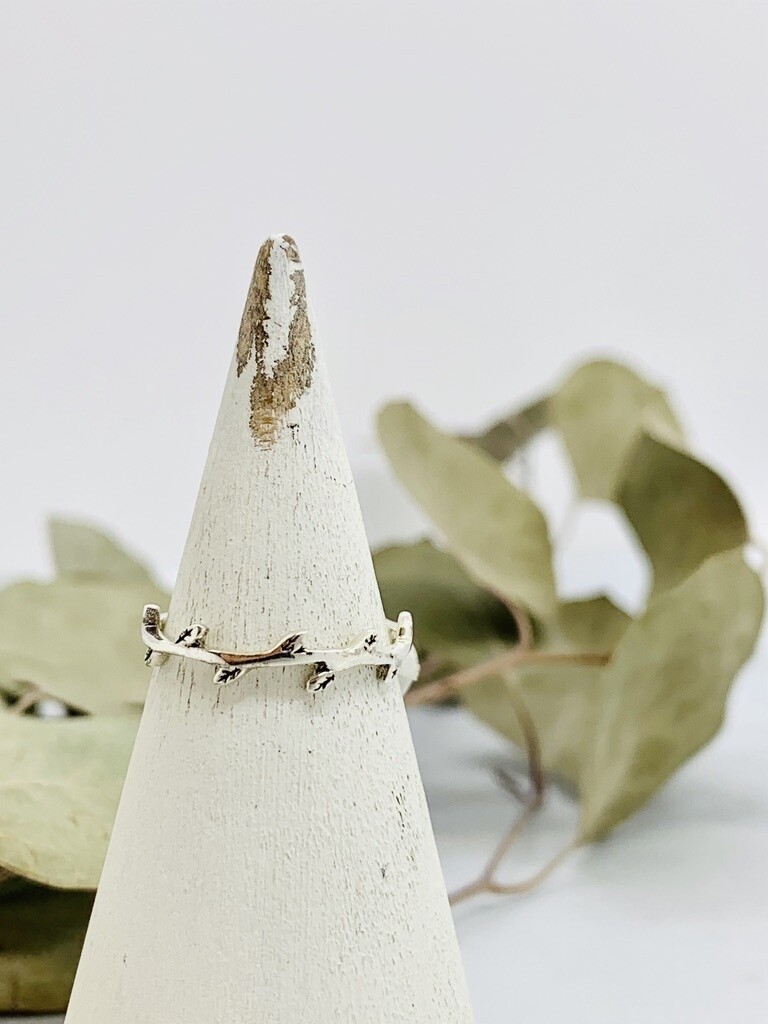 Tiny Alternating Leaves Ring