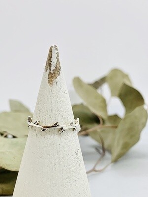 Tiny Alternating Leaves Ring