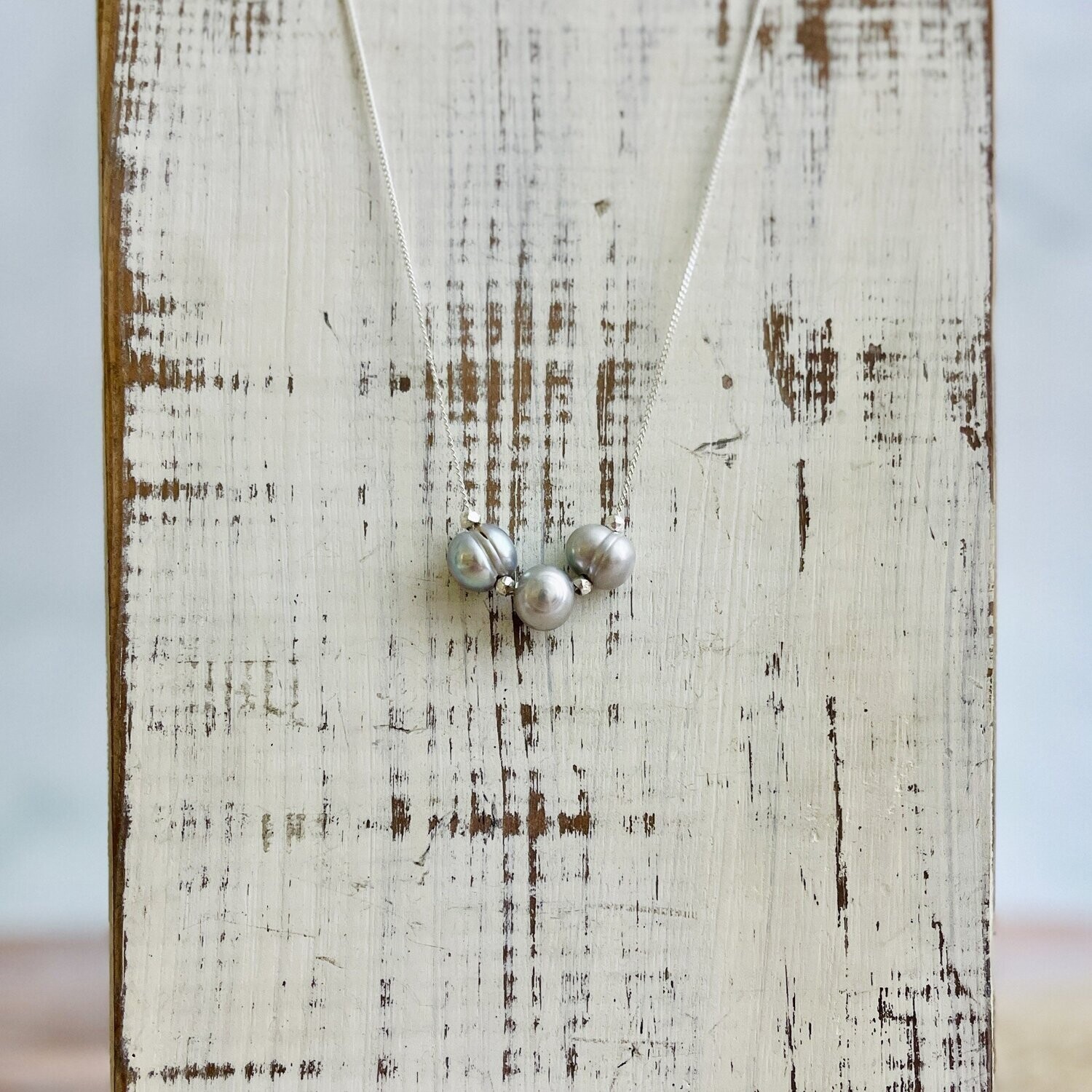 Handmade Silver Necklace with 3 grey pearls, 5 faceted silver, cuban chain