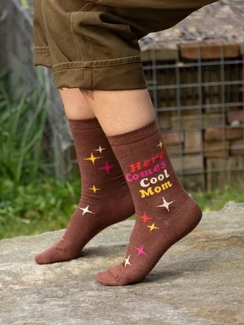 Here Comes Cool Mom Women&#39;s Crew Socks