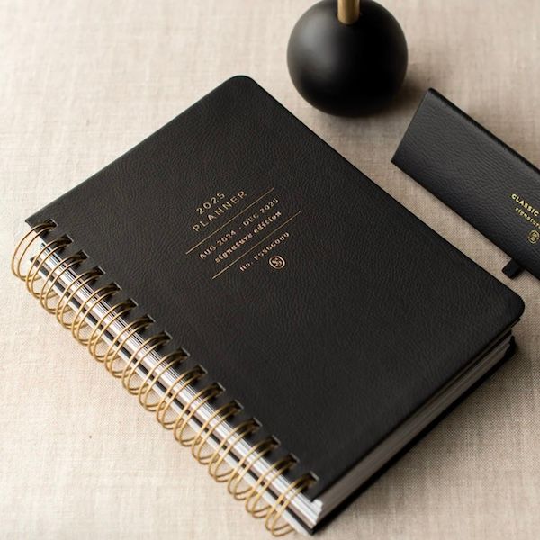 Black Spiral 2025 - 17 Month Planner